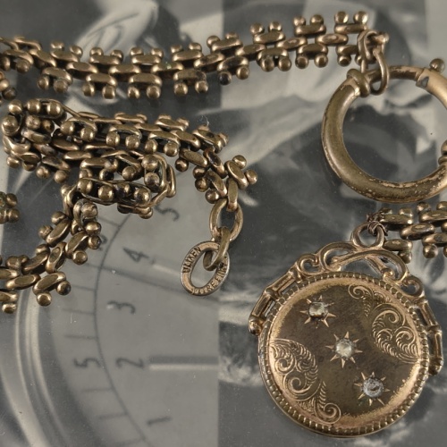 Antiga corrente para relógio de bolso com muitos detalhes